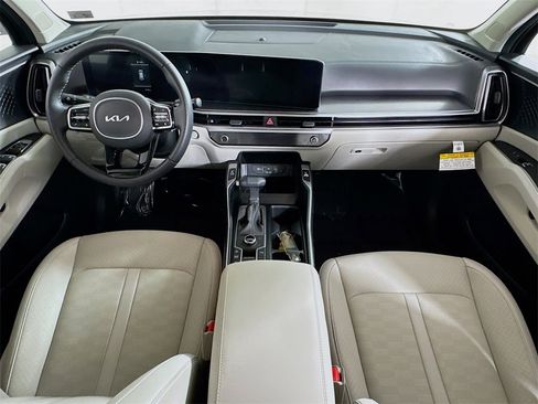 Used 2025 Kia Sorento S image 31