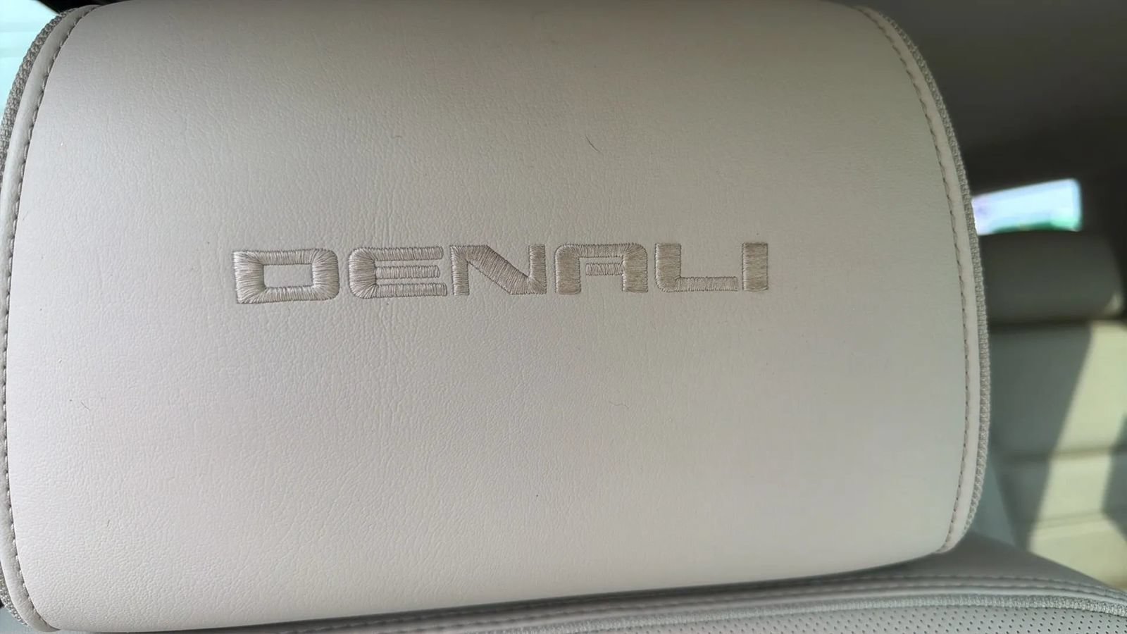 Used 2015 GMC Yukon Denali RWD image 39