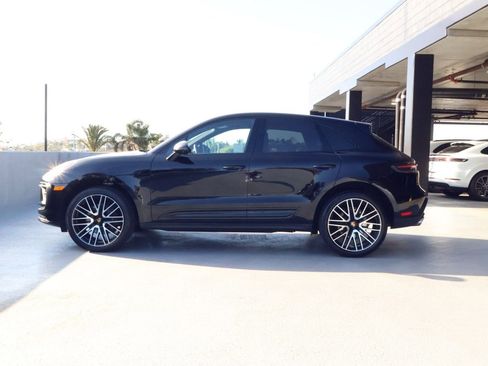 Certified 2025 Porsche Macan image 2