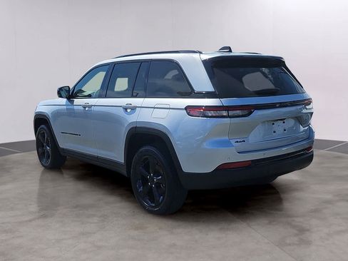 Used 2023 Jeep Grand Cherokee Altitude image 6