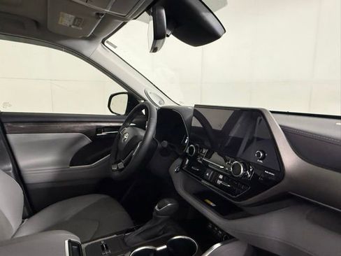 Used 2023 Toyota Highlander Limited FWD image 33
