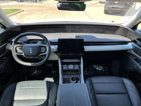 Used 2024 Lincoln Nautilus Premier image 15