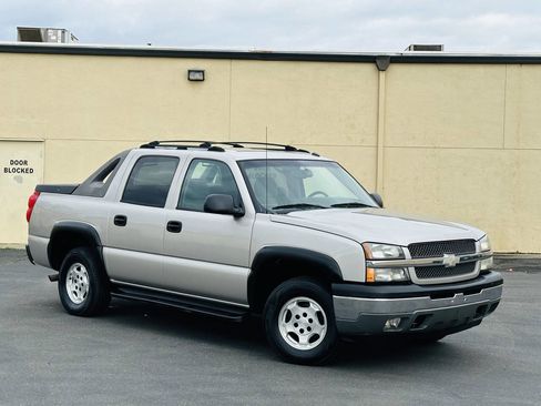 Used 2005 Chevrolet Avalanche LS w/ Onstar Plus Package image 2