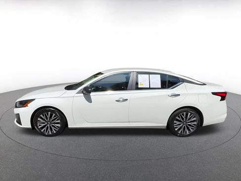 Used 2025 Nissan Altima 2.5 SV FWD image 9