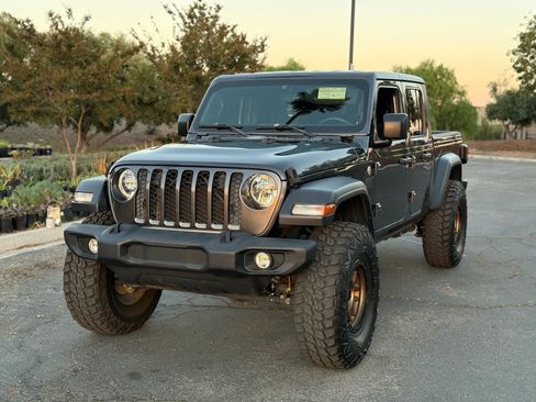 Used 2020 Jeep Gladiator Sport image 2