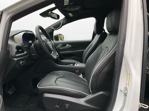 New 2026 Chrysler Pacifica Limited w/ S Appearance Package image 9