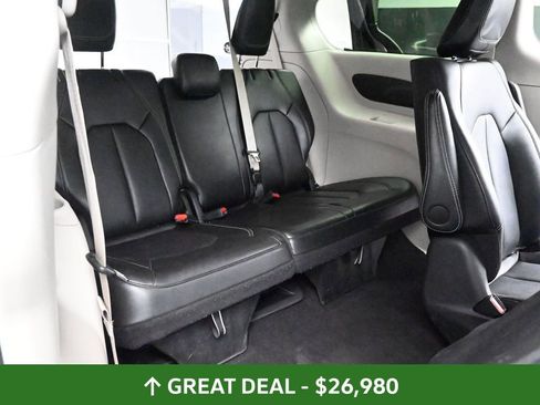 Used 2024 Chrysler Pacifica Select image 25
