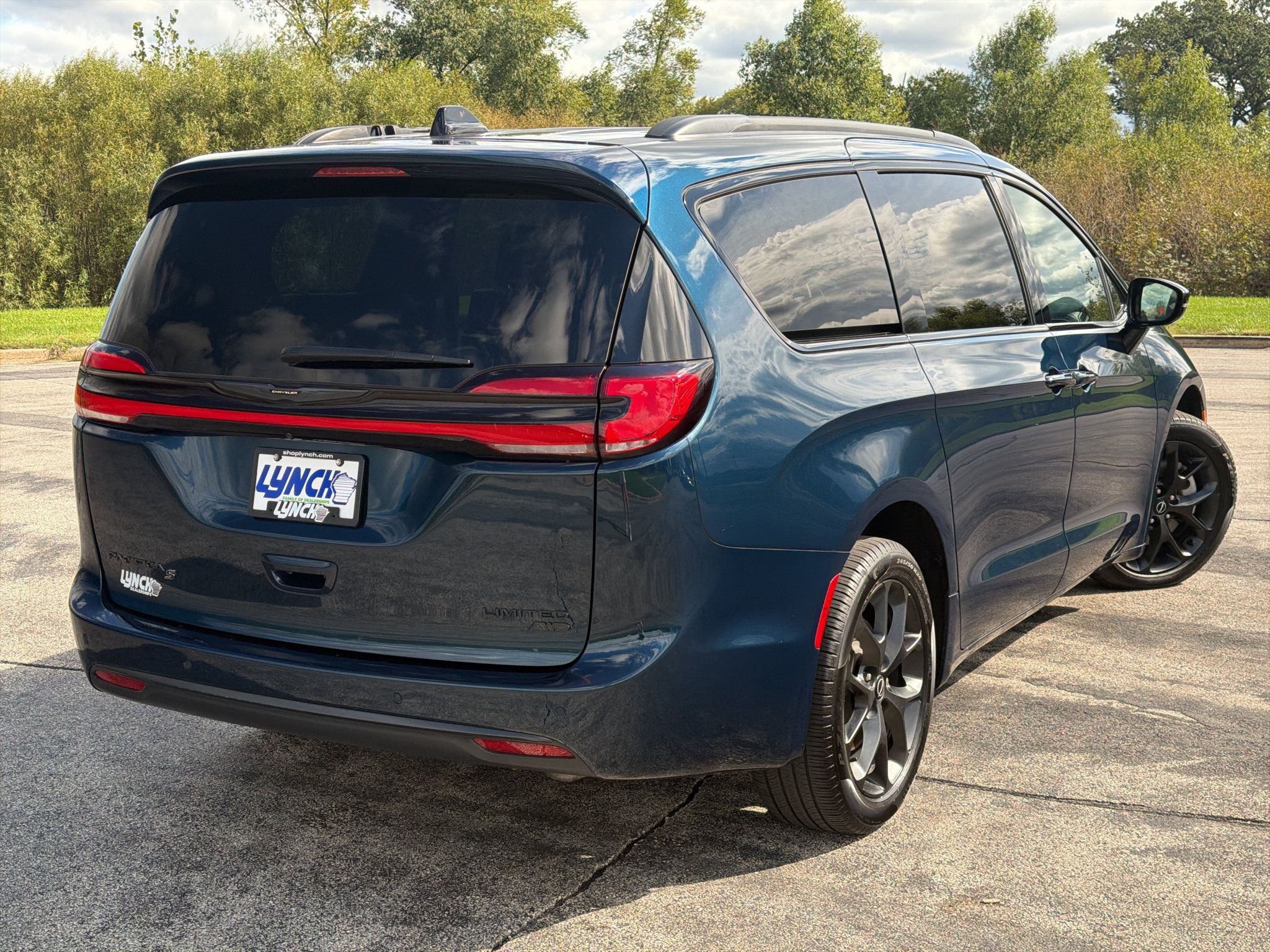 Used 2025 Chrysler Pacifica Limited AWD/4WD image 4