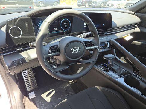 New 2025 Hyundai Elantra SEL image 15