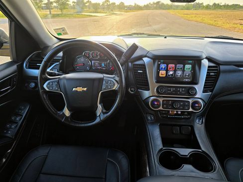 Used 2018 Chevrolet Suburban LT w/ Luxury Package RWD image 12