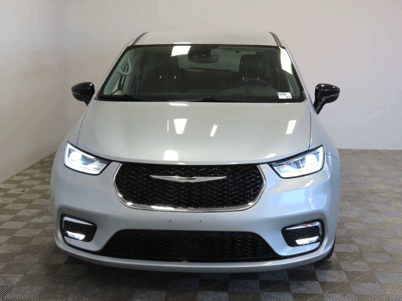 Used 2024 Chrysler Pacifica Touring-L FWD image 2