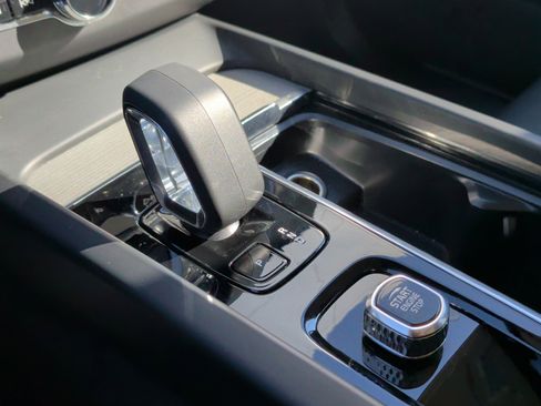 Used 2025 Volvo XC60 B5 Plus image 27