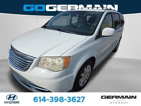Used 2014 Chrysler Town & Country Touring FWD image 4