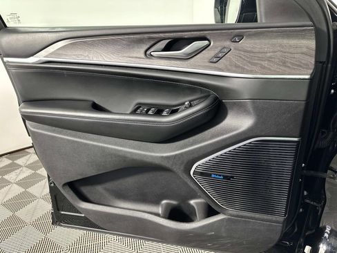 Used 2023 Jeep Grand Cherokee Overland w/ Luxury Tech Group IV image 24