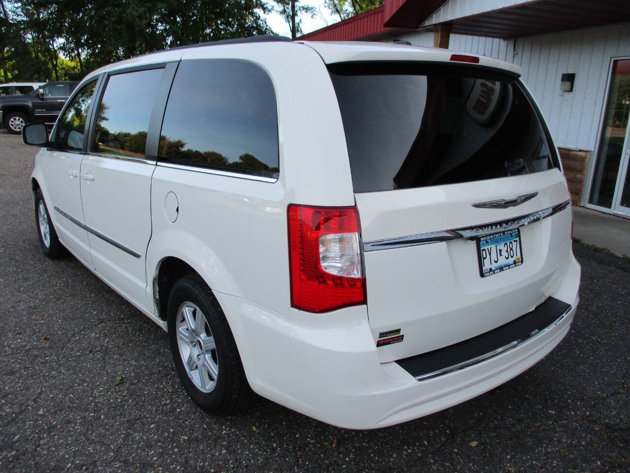 Used 2012 Chrysler Town & Country Touring FWD image 6