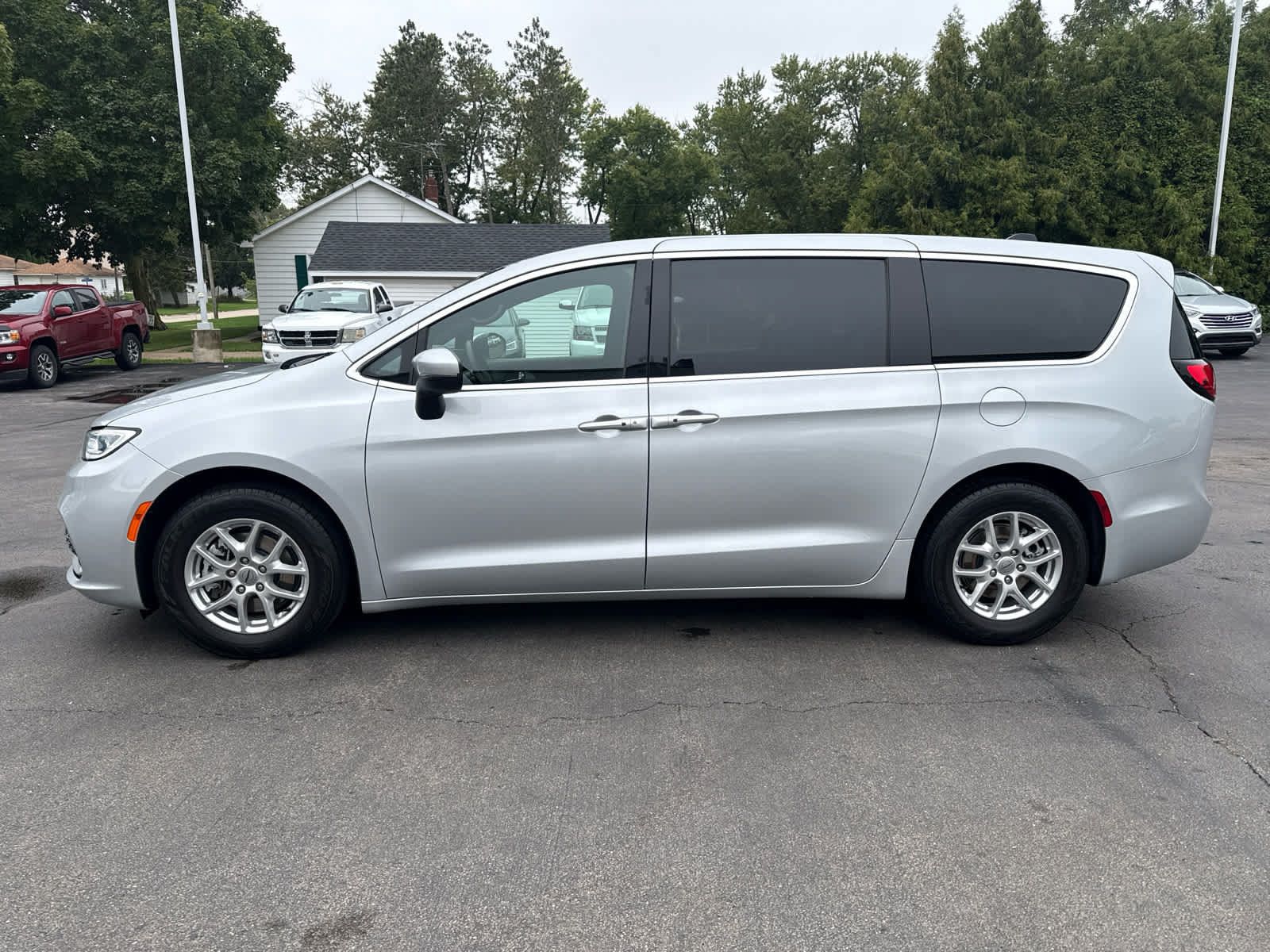 Used 2023 Chrysler Pacifica Touring FWD image 6