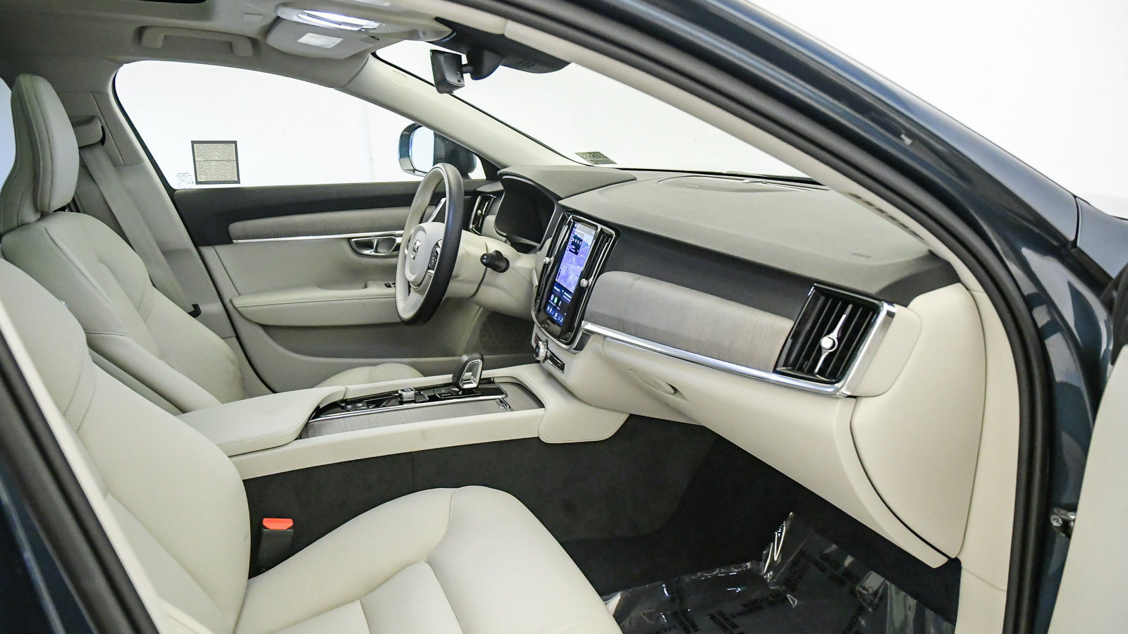 Certified 2025 Volvo V90 B6 Cross Country Plus AWD/4WD image 16