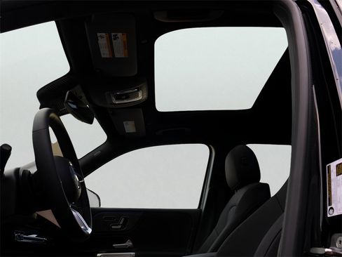 New 2025 Mercedes-Benz GLB 250 4MATIC image 39