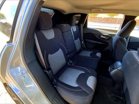 Used 2017 Jeep Cherokee Sport image 19