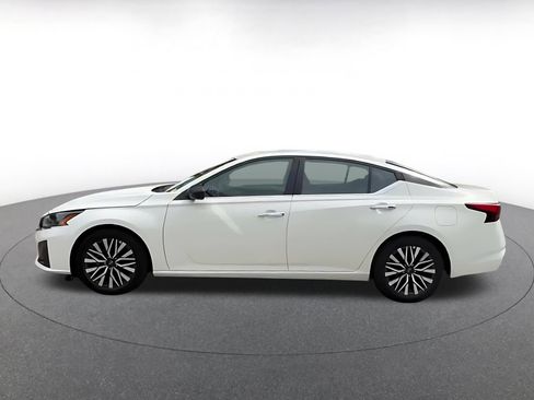 Used 2025 Nissan Altima 2.5 SV FWD image 8