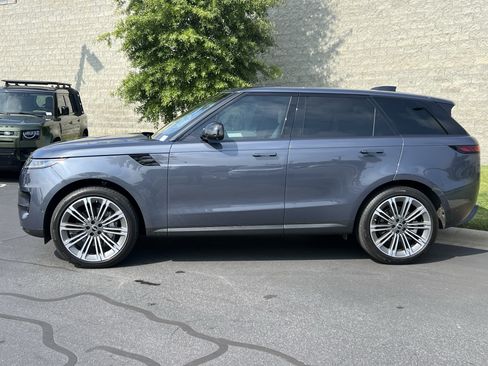 Used 2025 Land Rover Range Rover Sport SE AWD/4WD image 4