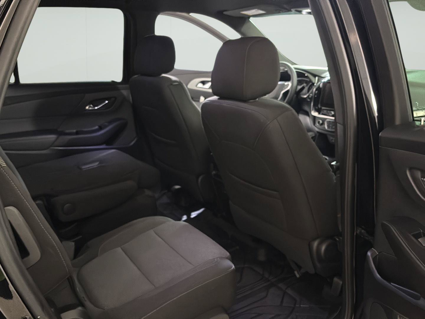 Used 2023 Chevrolet Traverse LT FWD image 18
