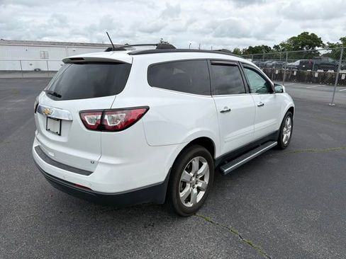 Used 2017 Chevrolet Traverse LT w/ Style and Technology Package FWD image 3