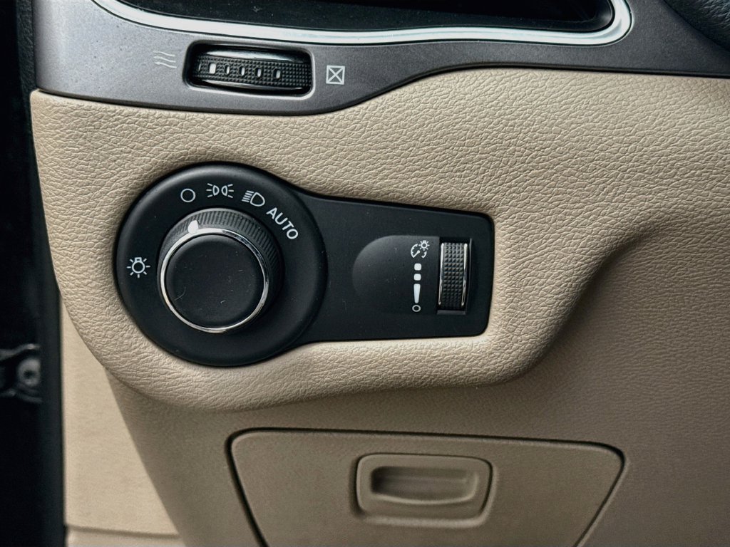 Used 2020 Jeep Cherokee Latitude FWD image 11