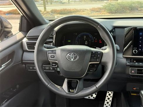 Used 2025 Toyota Camry SE image 13