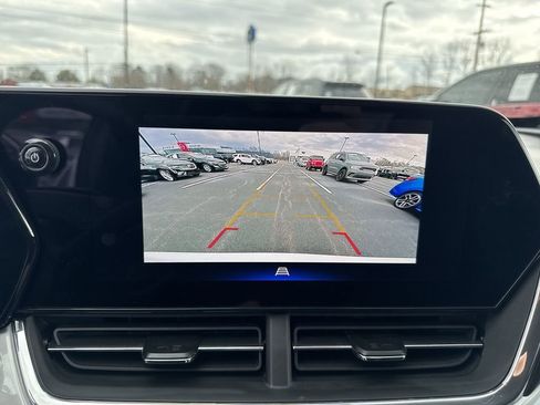 Used 2025 Chevrolet Trax LT w/ LT Convenience Package image 17