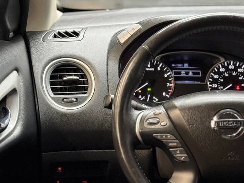 Used 2019 Nissan Pathfinder SV image 16