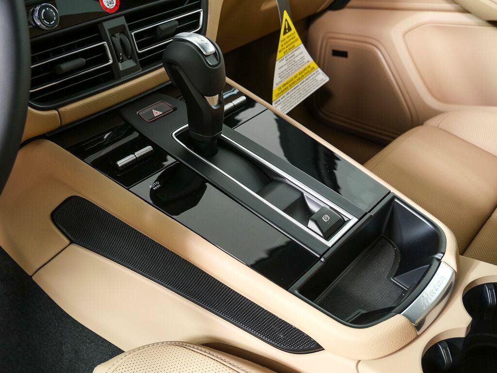 Certified 2026 Porsche Macan AWD/4WD image 18