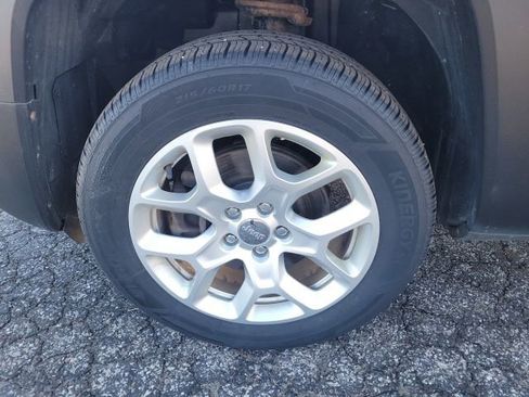 Used 2018 Jeep Renegade Latitude w/ Cold Weather Group image 12