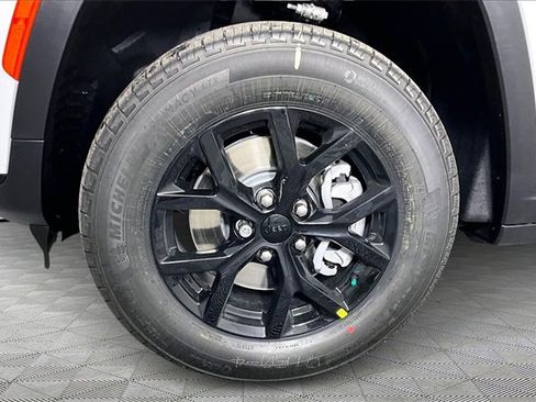 New 2025 Jeep Grand Cherokee L Laredo image 13