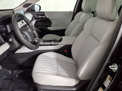 Used 2025 Mitsubishi Outlander AWD image 20
