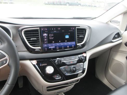 Used 2023 Chrysler Pacifica Touring-L image 9