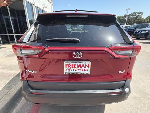 Used 2022 Toyota RAV4 XLE Premium FWD image 7