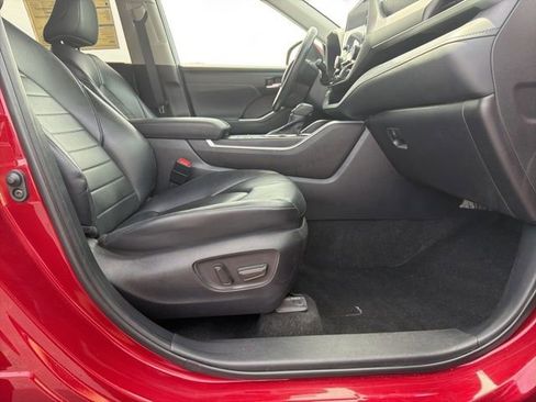 Used 2023 Toyota Highlander XLE image 18