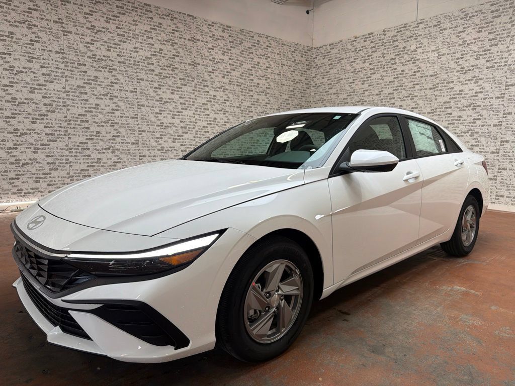 New 2026 Hyundai Elantra SE FWD image 3