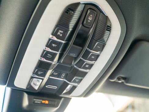 Certified 2025 Porsche Macan image 19