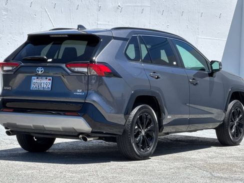 Used 2022 Toyota RAV4 SE w/ Convenience Package AWD/4WD image 3
