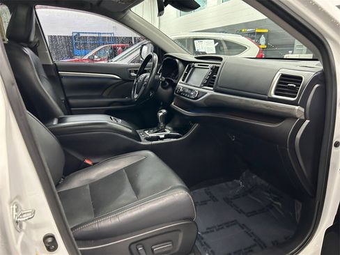 Used 2018 Toyota Highlander Limited Platinum image 25