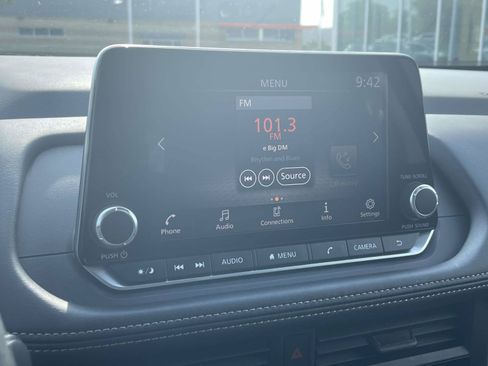 Used 2025 Nissan Rogue S AWD/4WD image 24