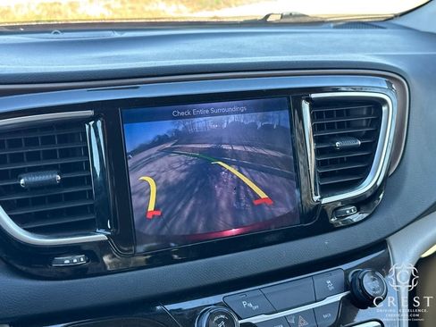 Used 2017 Chrysler Pacifica Touring-L Plus image 24