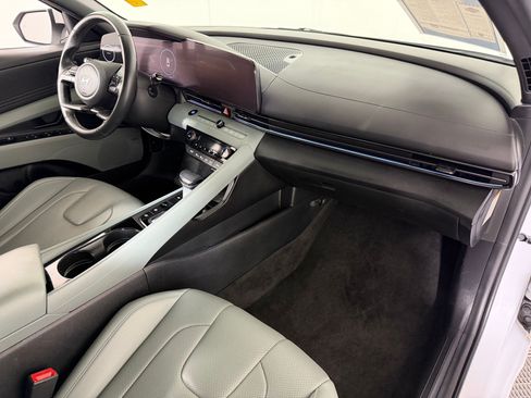 Used 2025 Hyundai Elantra Limited FWD image 25
