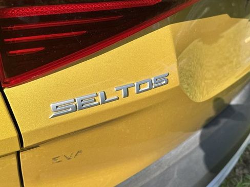 Used 2023 Kia Seltos S w/ Navigation Package FWD image 10