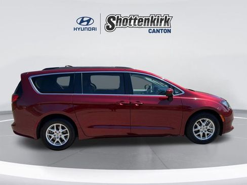 Used 2021 Chrysler Voyager Lxi image 4