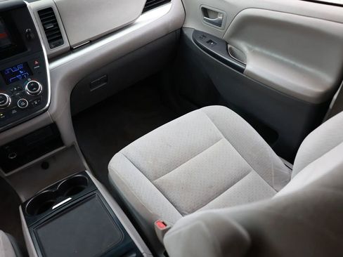Used 2015 Toyota Sienna LE image 24