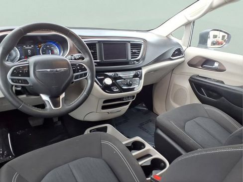 Used 2024 Chrysler Voyager LX FWD image 4