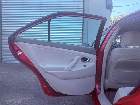 Used 2011 Toyota Camry LE image 11